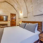 Ξενοδοχείο Castle Cave 3*