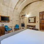 Castle Cave Отель