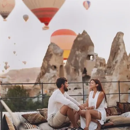 Castle Cave 酒店 3*