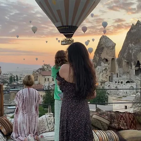 Castle Cave 酒店 3*