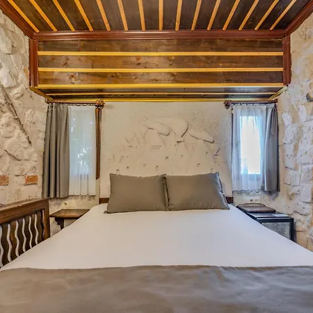 Castle Cave Hotel 2*