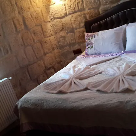 Castle Cave 3*
