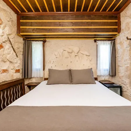 Otel Castle Cave