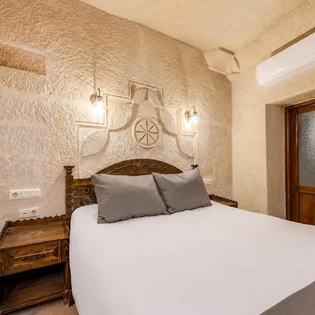 Castle Cave Otel