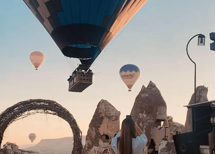 Castle Cave 酒店 3*