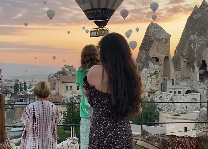 Castle Cave 酒店 3*